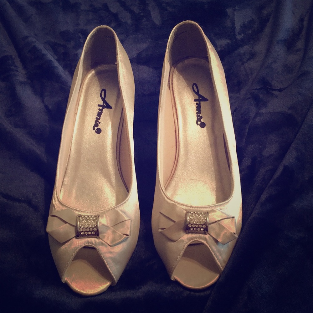 Annie silver/gray Peep toe heels size 9W